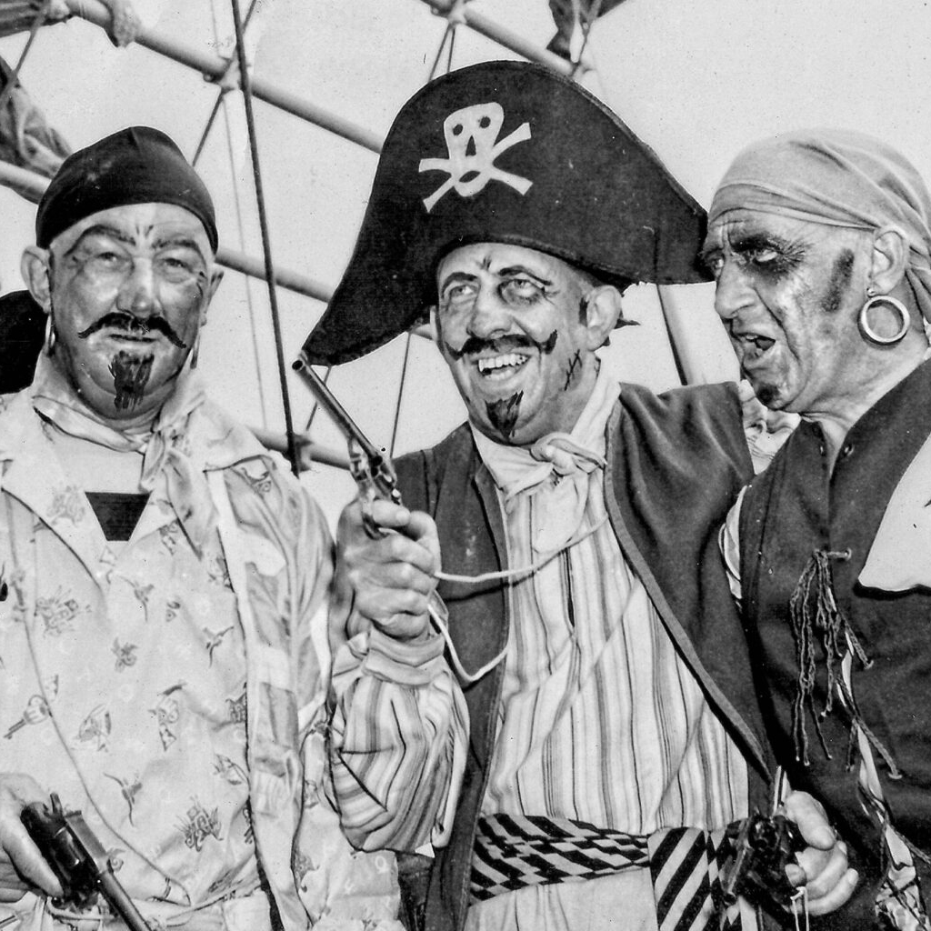 1995.013.063-2048x1024